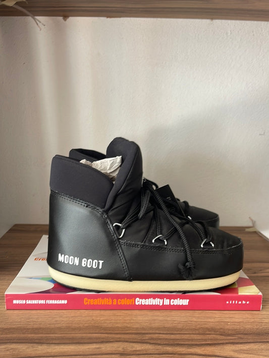 MOON BOOT negra